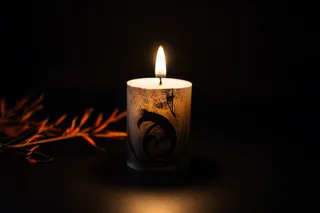 黑暗中的蜡烛灯光摄影图