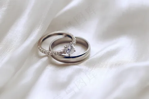 钻石戒指婚戒对戒摄影图