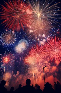 烟花五颜六色的烟花庆典新年节日暮色的天空背景摄影图 烟花五颜六色的烟花庆典新年节日暮色的天空背景摄影图