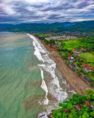 蜿蜒海岸线与青翠山脉的交响曲