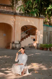 传统的民族服饰美丽女士6