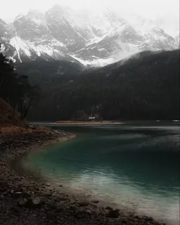 雪山下的小湖