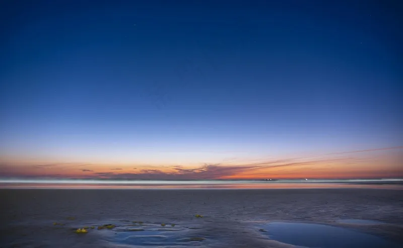 海滩上的黄昏与初现的星辰