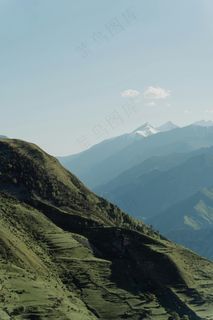 层峦叠翠映碧空