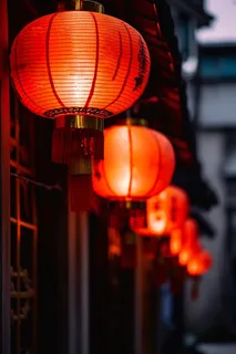 红灯笼新年屋檐挂着点亮的红灯笼中国风摄影图