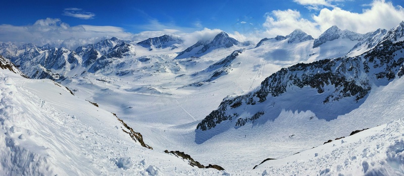 白雪大地和湛蓝天空