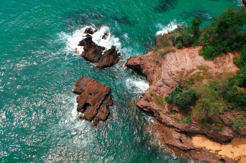 翡翠海洋拥抱赤壁礁石