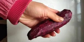 手中的紫薯生活中的色彩艺术