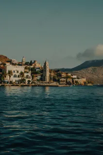 宁静的海滨小镇黄昏时分