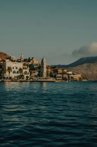 宁静的海滨小镇黄昏时分