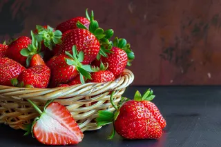 新鲜草莓水果篮摄影图