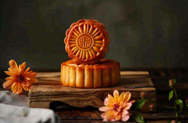 中国传统美食月饼中秋节菊花摆盘黑色背景摄影图(1360x896)