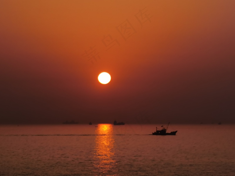 夕阳下宁静的大海