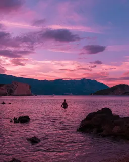 紫色霞光映照的宁静海岸