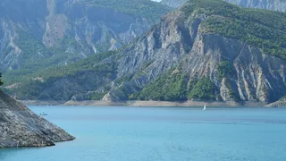 湖光山色间的孤帆