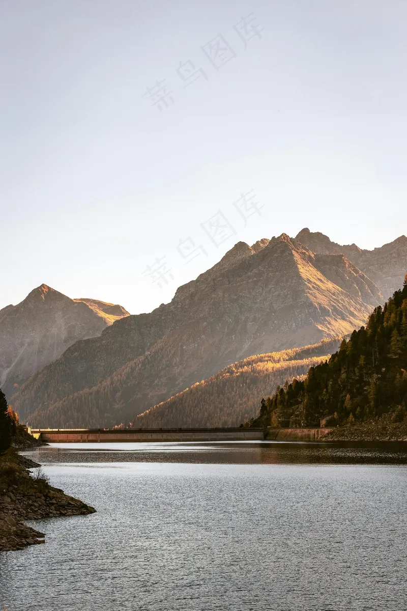 黄昏时分的山脉与宁静湖水