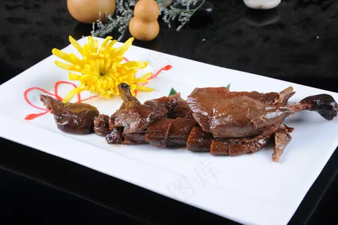 杭州酱鸭  26  味型：酱香