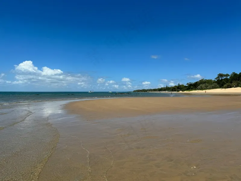 宁静的海滩和湛蓝的天空