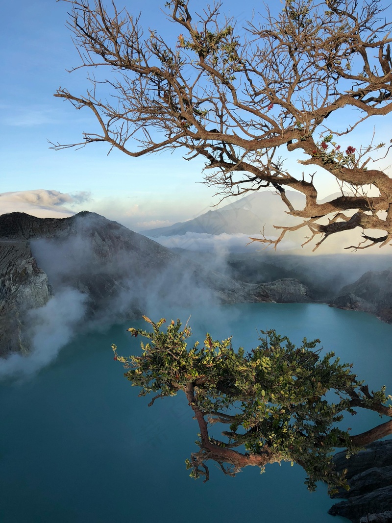 蓝色火山之巅