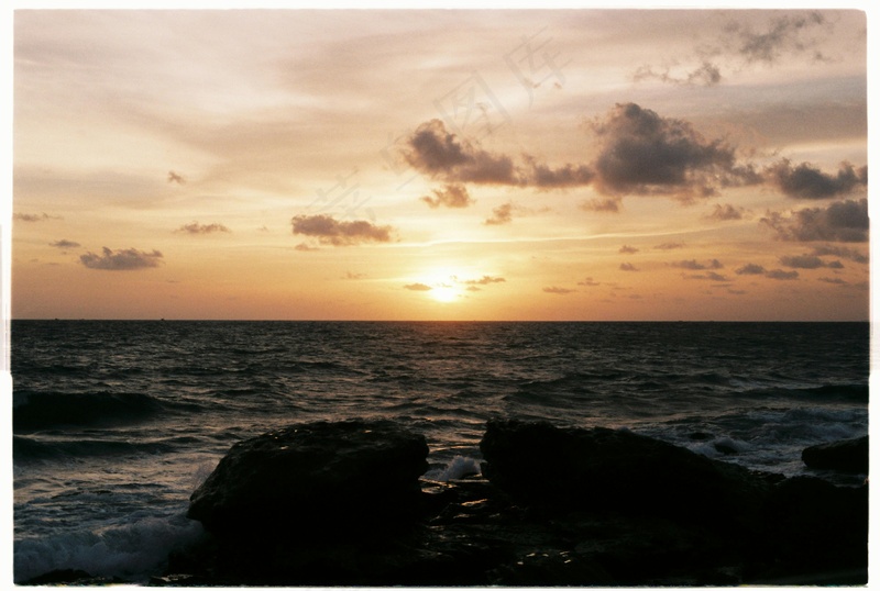 海浪拥抱夕阳的壮丽画卷