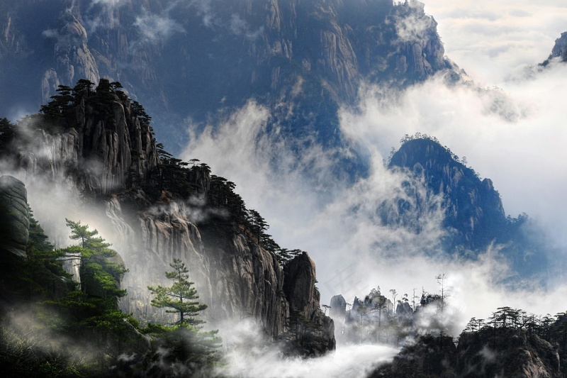 云雾缭绕奇峰秀岭