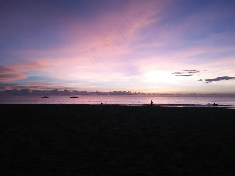 晨曦中的宁静海岸线