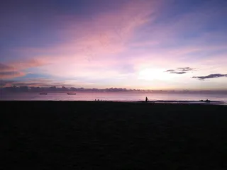 晨曦中的宁静海岸线