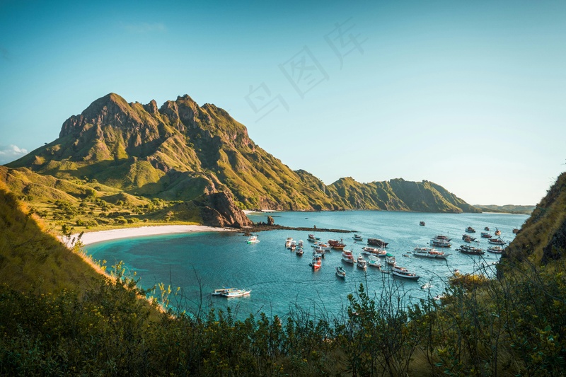 宁静的热带海湾与群山环抱