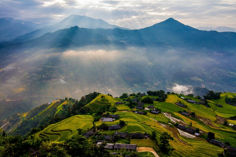 阳光透过山顶照耀在山顶上显示的丁达尔效应