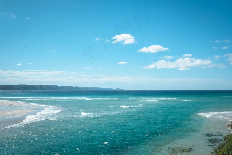 宁静海滨的澄澈早晨