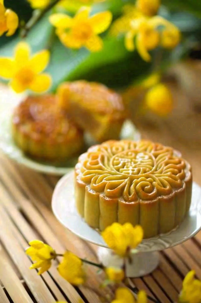 精美月饼中秋美食小清新鲜花装盘摄影图(896x1344)