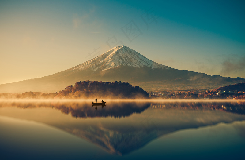 湖泊山峰图片