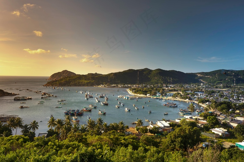 热带海岛上的宁静渔村黄昏景象