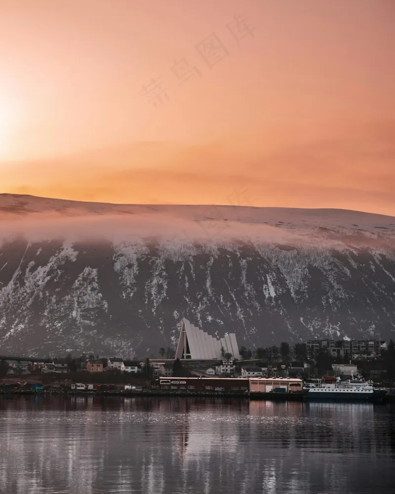粉晓映照寒山雪景