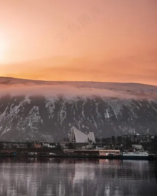 粉晓映照寒山雪景