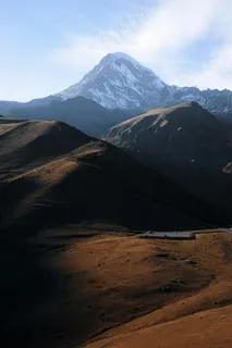 雄伟雪山下的宁静高原