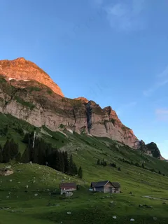 山谷中的宁静傍晚