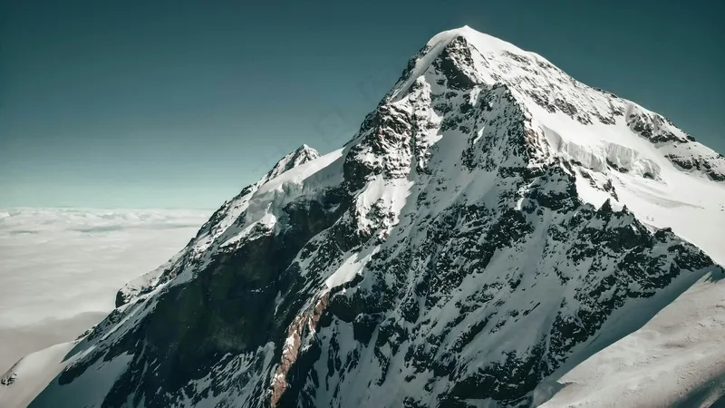 云端之上的雪山