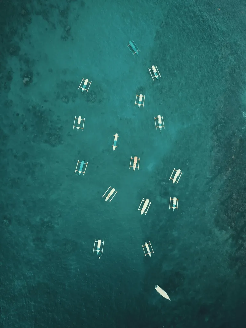 翡翠海洋中的渔船宁静集合