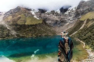 山湖静谧，披风人物