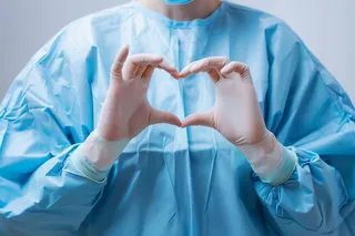 医护人员爱心手势摄影图