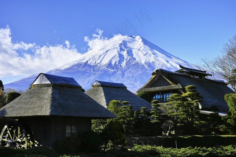远山下的古朴屋舍