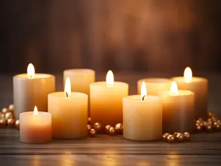 白色蜡烛长明灯祈福摄影图