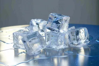夏日清凉透明的冰块摄影图