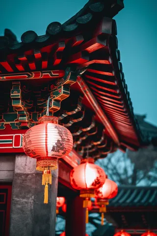 红灯笼新年屋檐挂着点亮的红灯笼中国风摄影图