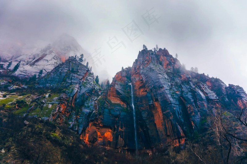 云雾缭绕的红山