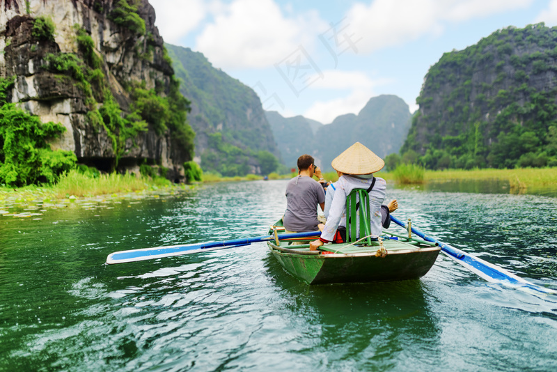 湖泊山峰图片
