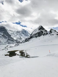 雪域雄峰云中漫步 雪域雄峰云中漫步