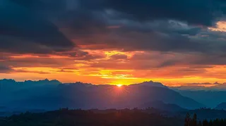 清晨日出朝霞云层山川摄影图