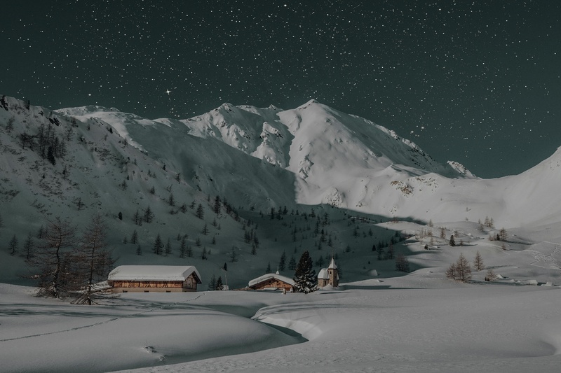 雪夜星河下的宁静山村